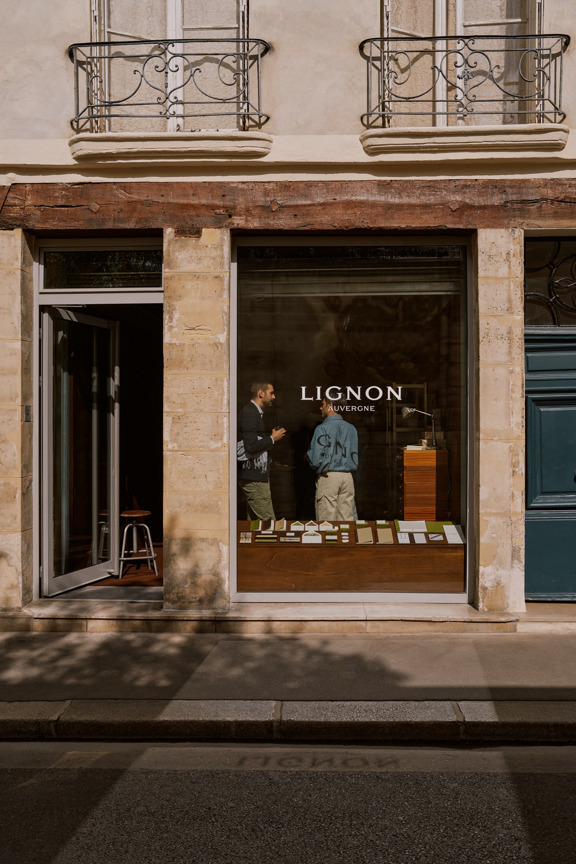 Lignon 店外保留著低調內斂的百年工坊格調,店內則以精準細緻的排版與質感選物,為當代書桌美學提供最純粹的答案