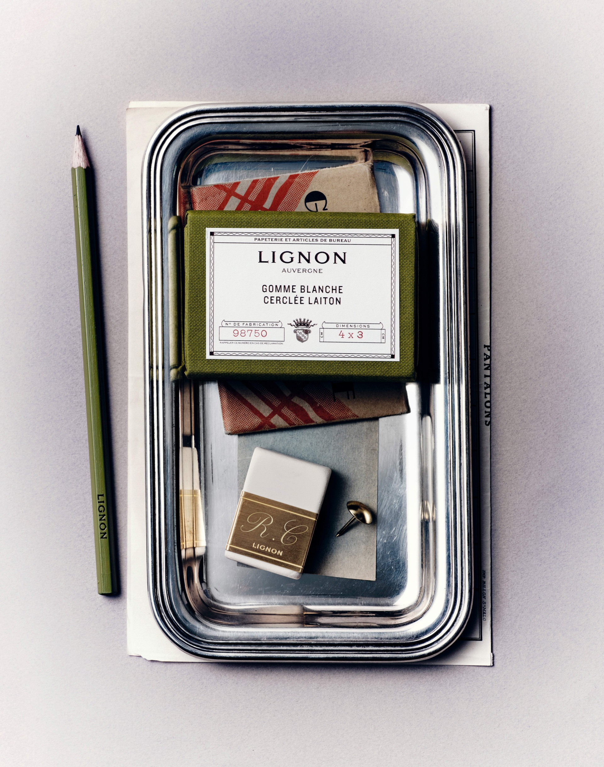 Lignon 品牌的經典辦公文具與金屬托盤擺設展示
